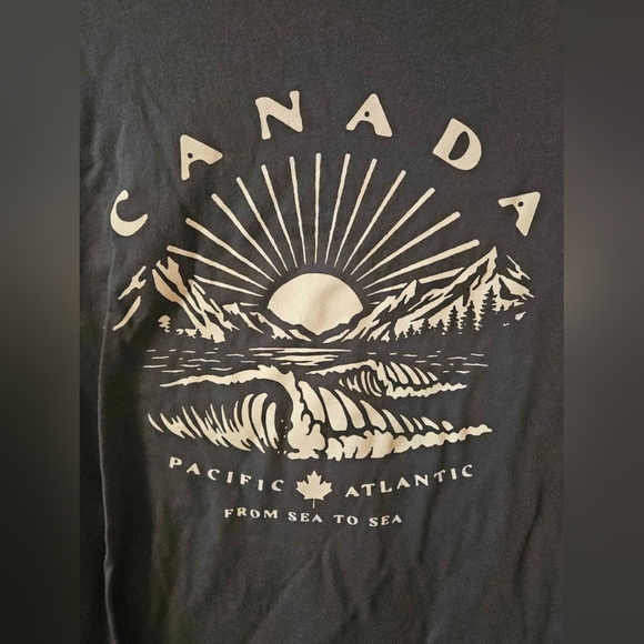 Old Navy Canada Graphic Unisex T-Shirt - Picture 2 of 3